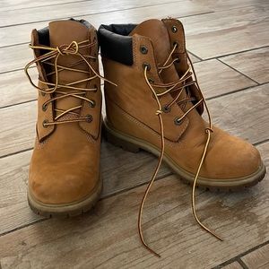 WOMEN’S INTERNAL WEDGE 6-INCH WATERPROOF BOOTS- Size 8.5